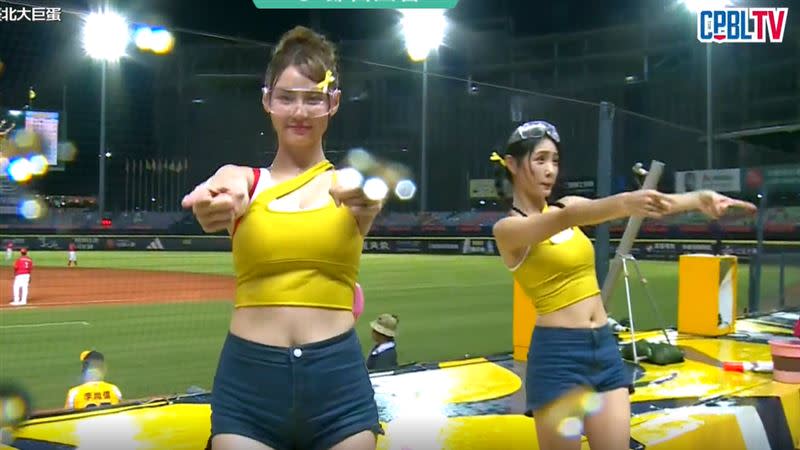 中信兄弟涼水祭場邊女孩清涼火辣。（圖／翻攝自CPBL TV）