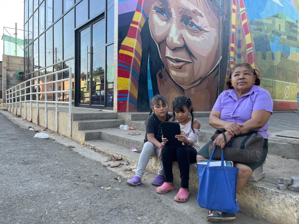 Mujer y dos niñas en la colonia Emmanuel de Santa Ana, El Salvador, en febrero de 2024.