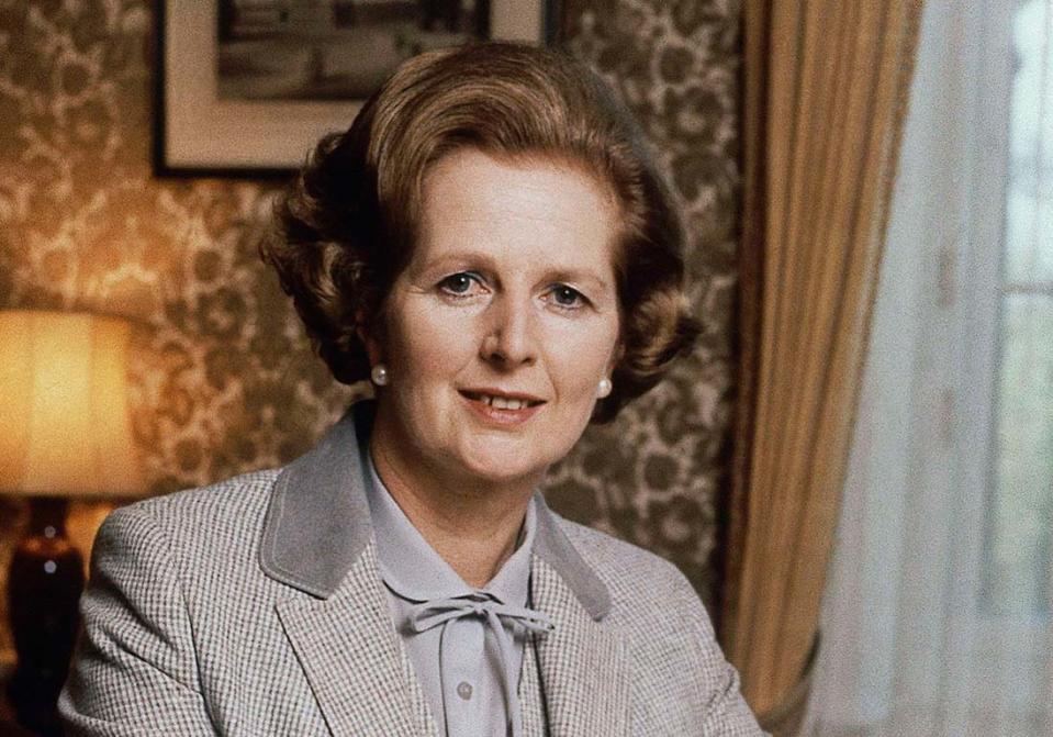 <p>Le 4 mai 1979, <a href="https://www.elle.fr/Societe/L-actu-en-images/Margaret-Thatcher-retour-sur-la-vie-de-la-Dame-de-fer" rel="nofollow noopener" target="_blank" data-ylk="slk:Margaret Thatcher;elm:context_link;itc:0;sec:content-canvas" class="link ">Margaret Thatcher</a> est la première femme à devenir Première ministre britannique. Autant admirée que détestée, la Dame de fer mène une politique de rigueur et de réforme. « Je n’ai qu’une chose à dire, vous pouvez faire demi-tour si vous le souhaitez, la Dame, elle, n’est pas faite pour faire demi-tour », avait-elle déclaré. Comme en Allemagne, au Royaume-Uni, le chef du gouvernement est élu. Le Premier ministre britannique est toujours le leader du parti majoritaire à la Chambre des Communes. Quand il y a des élections législatives, le chef du parti qui a remporté le scrutin est automatiquement nommé par la Reine.</p><br>