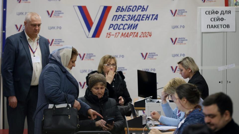 Personas reunidas en un centro de votación en Rusia