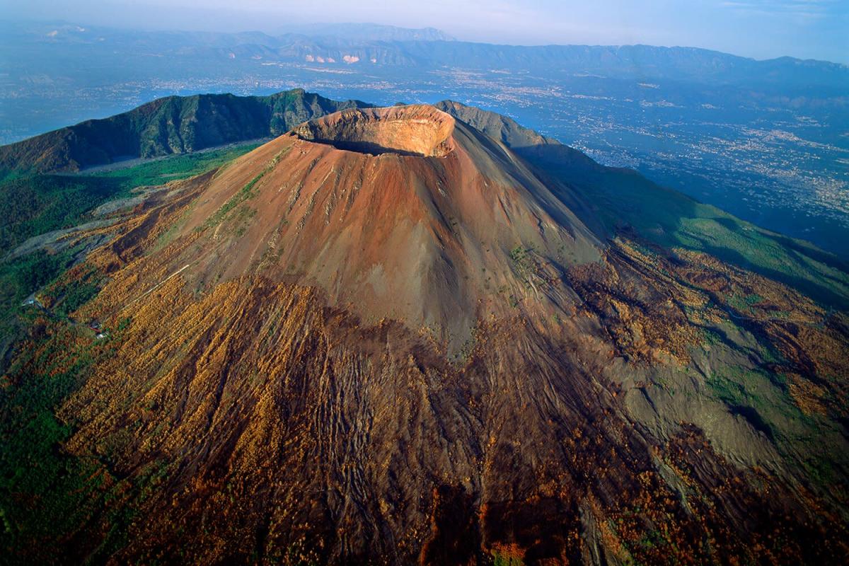 Un uomo di Baltimora è scappato precipitando nel cratere del Vesuvio in Italia mentre cercava di impossessarsi del suo telefono: rapporti