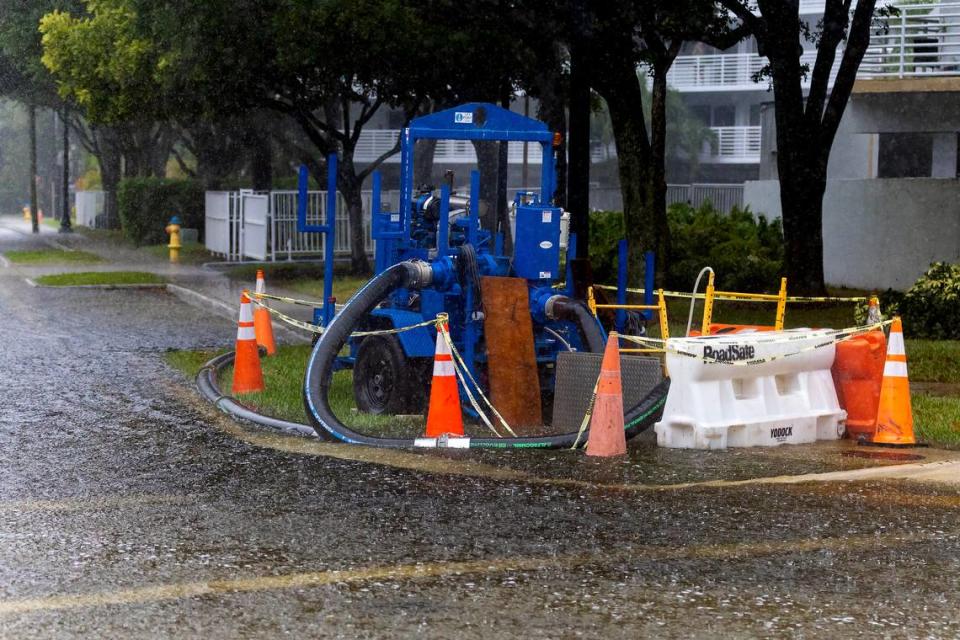 Una bomba de extraer agua en una carretera inundada por las fuertes lluvias en North Bay Rd y 179th Dr. en Sunny Isles Beach el martes 11 de junio de 2024 en Florida.