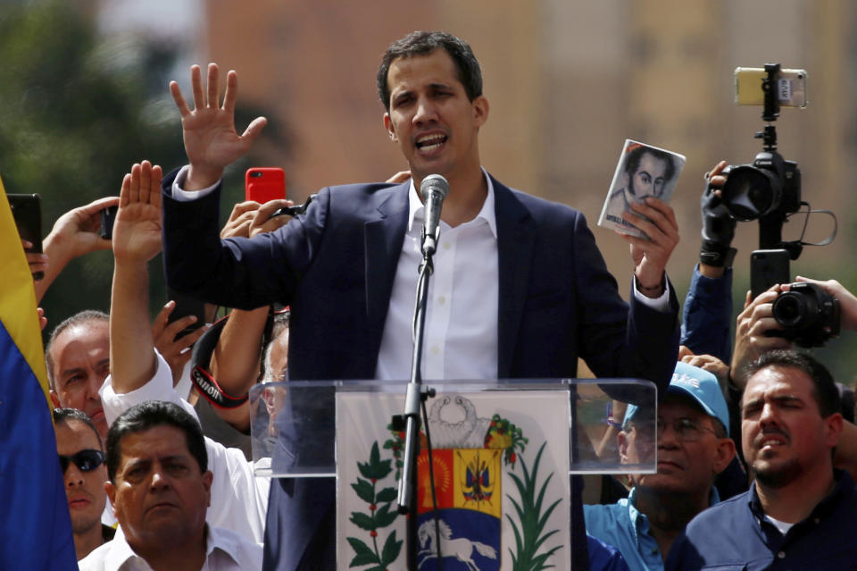 Juan Guaido, asumió la presidencia interina de Venezuela y exigió la renuncia del mandatario revolucionario Nicolás Maduro (AP /Fernando Llano)