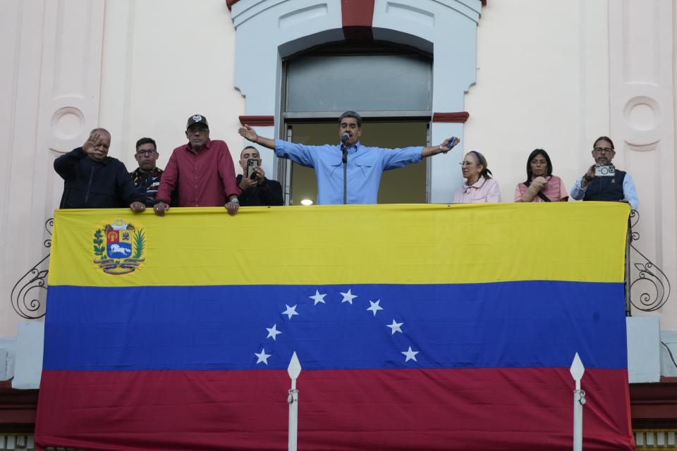 El presidente Nicolás Maduro hace gestos a sus seguidores durante un discurso desde el palacio presidencial en defensa de su reelección, en Caracas, Venezuela, el martes 30 de julio de 2024. (AP Foto/Fernando Vergara)