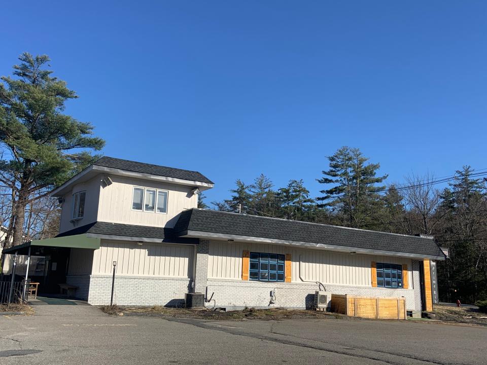The owners of the El Toro restaurant in Fitchburg have announced they will move their establishment into the former Carriage House in Winchendon.