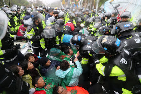 South Korean police officers attempt to disperse residents taking part in an anti-THAAD (Terminal High Altitude Area Defense) protest in Seongju, South Korea, April 23, 2018. Yonhap via REUTERS