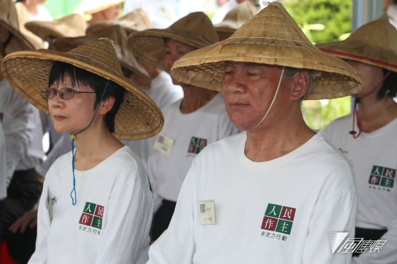 20170511人民作主教育基金會- 落實民主，補正公投法之接力禁食靜坐活動，邁入尾聲的第16天.董事長陳麗貴(左)陪同林義雄(右)志工加入禁食行列..(陳明仁攝)