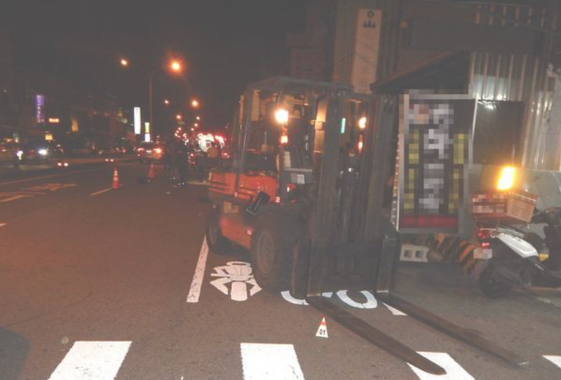 一輛堆高機占據機車道卸貨 ，導致2名年輕人騎車撞上慘死。（翻攝畫面）