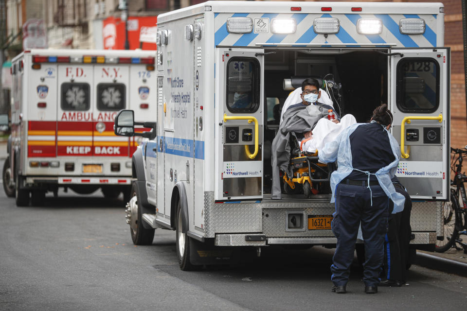 Un paciente es llevado al Centro Médico Wyckoff Heights, el martes 7 de abril de 2020, en Nueva York. (AP Foto/John Minchillo)