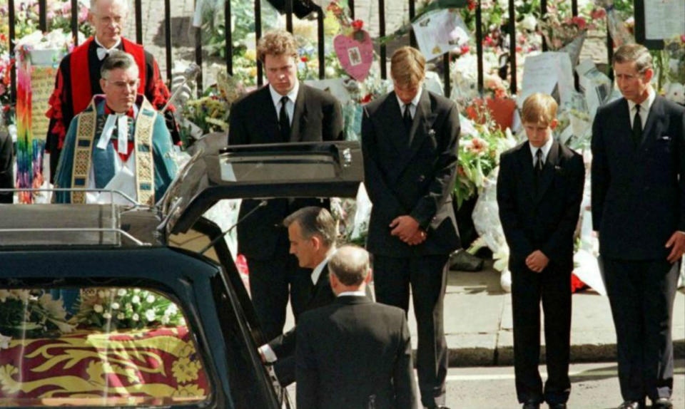 <p>Varios rumores aseguran que la tumba de Diana de Gales en la isla de Althorp se encuentra realmente vacía y que sus restos ni siquiera estaban en el ataúd en su funeral celebrado en la Abadía de Westminster el 6 de septiembre de 1997, sino que fueron incinerados y enterrados en la iglesia de Santa María la Virgen. (Foto: Kieran Doherty / Reuters). </p>