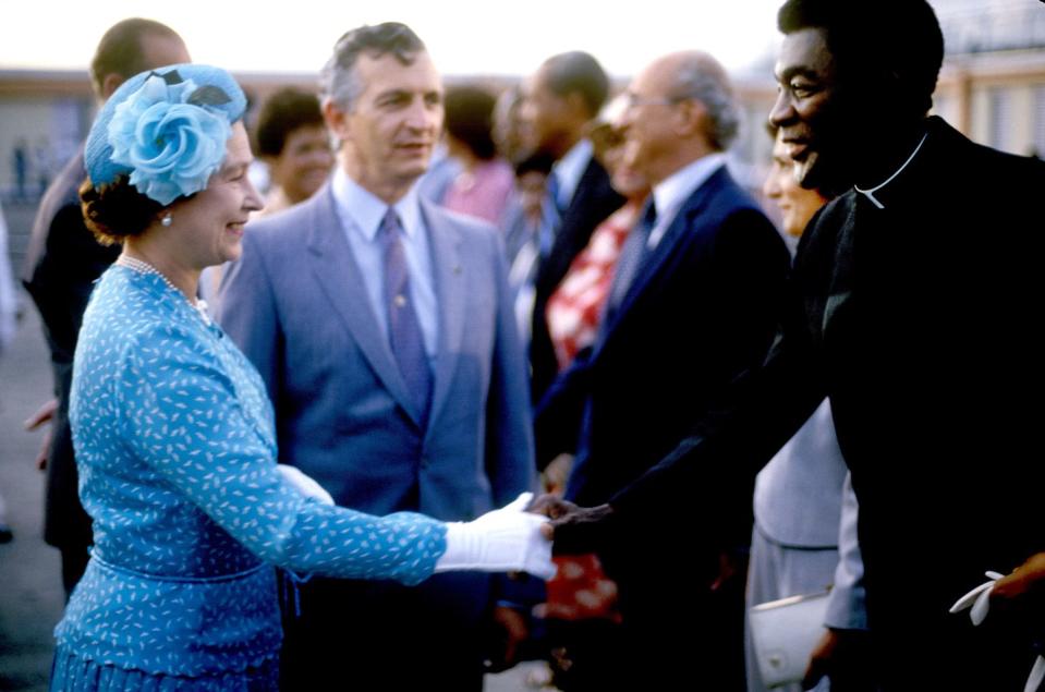 <p>The queen wore blue and white printed suiting, a matching blue hat with floral accents, and a pair of white gloves for an official visit to Jamaica.<br></p>