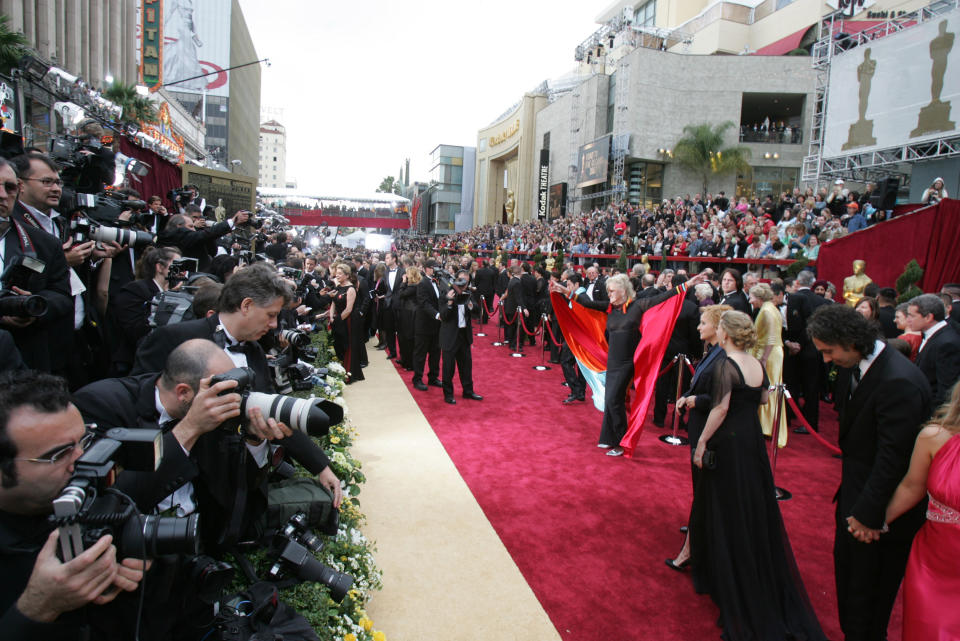 Los invitados llegan a la alfombra roja de la entrega 79 de los Premios Oscar en Los Ángeles, el 25 de febrero de 2007. (J. Emilio Flores/The New York Times)