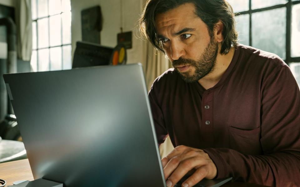 Der Journalist Juan Moreno, der einen der größten deutschen Medienskandale überhaupt aufdeckte, wird in "Tausend Zeilen" zu Juan Romero - gespielt von Elyas M'Barek.  (Bild: Warner Bros.)