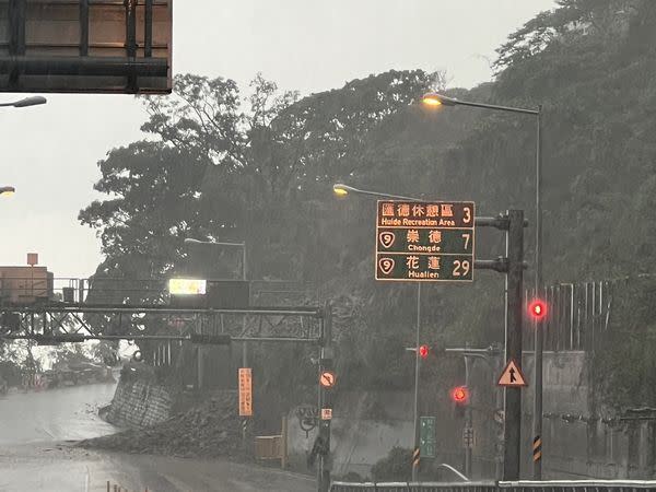 花蓮今天降下大雨，多處出現土石崩落。（圖／以蘇花公路即時路況為主的平台臉書 ）