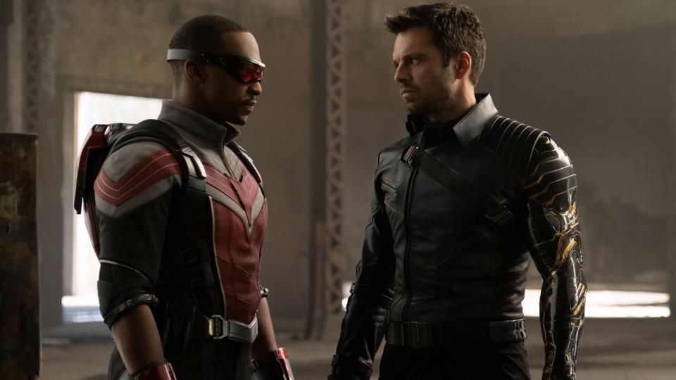 In "The Falcon and the Winter Soldier" auf Disney+ müssen Bucky "Winter Soldier" Barnes (Sebastian Stan) und Sam "The Falcon" Wilson (Anthony Mackie, links) erst einige Differenzen überwinden, bevor sie zu einem schlagkräftigen Team werden. (Bild: Disney+/Marvel Studios 2020)