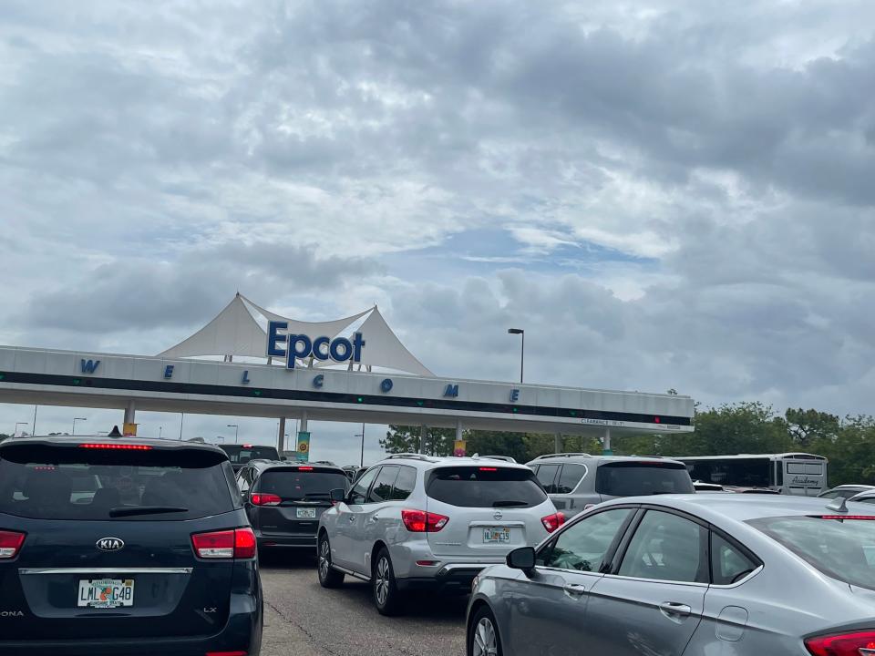 lines of cars entering epcot theme park disney world