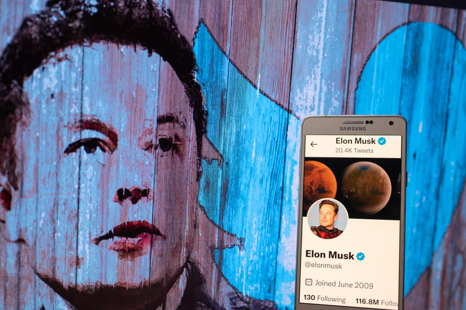 Elon Musk ha tomado decisiones que han puesto de cabeza a Twitter.  (Photo illustration by Jonathan Raa/NurPhoto via Getty Images)