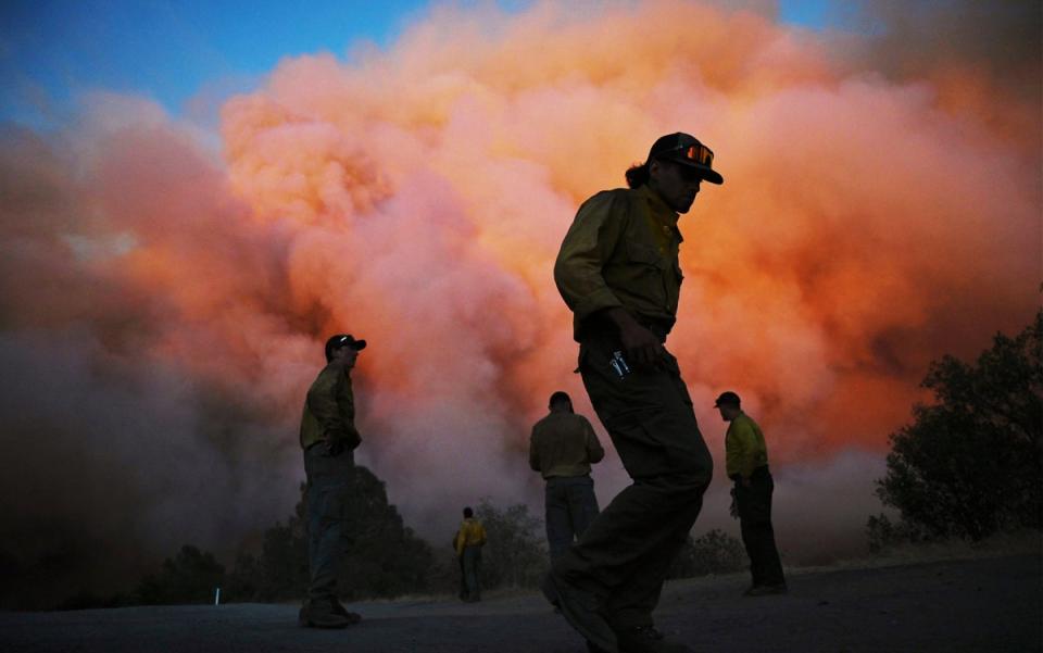 Los bomberos combaten el incendio el 22 de julio de 2022 (AP)