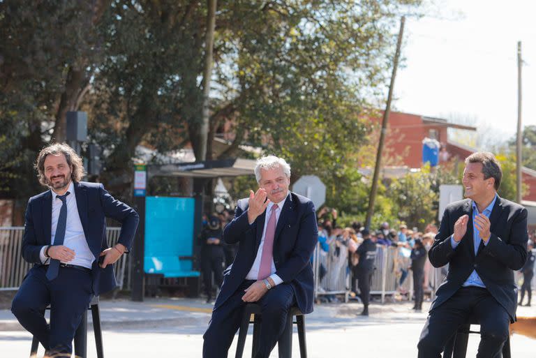 El jefe de Gabinete, Santiago Cafiero, el presidente, Alberto Fernández, y el presidente de la Cámara de Diputados, Sergio Massa