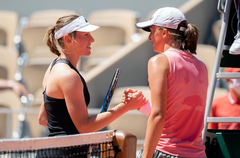 La polaca Iga Swiatek y la eslovena Kaja Juvan se saludan tras el partido de primera ronda en el Roland Garros, París, Francia