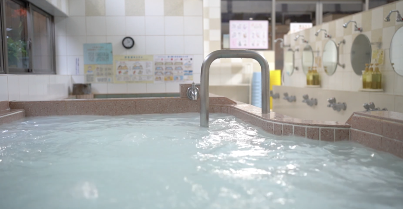 東京一間名為「小杉湯」的澡堂在推特上發起「線上錢湯」的活動。（翻攝小杉湯Youtube）