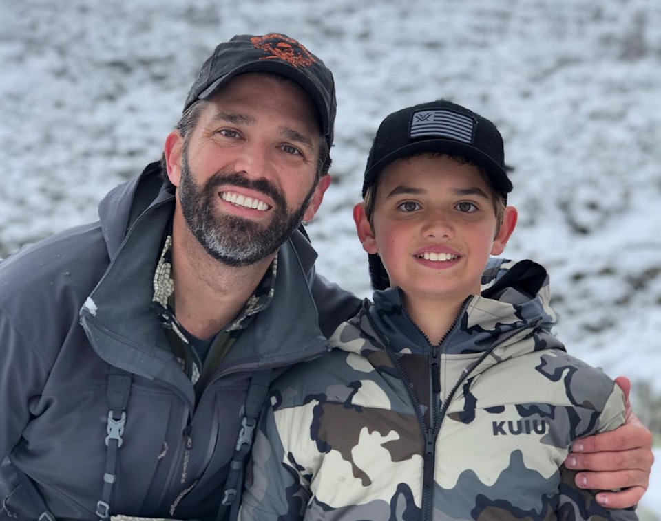 Donald Trump Jr. con su hijo Donnie, en los montes de Soria (Instagram).