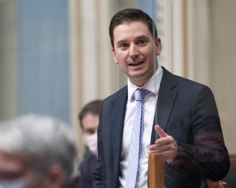 Le ministre Simon Jolin-Barrette debout en chambre