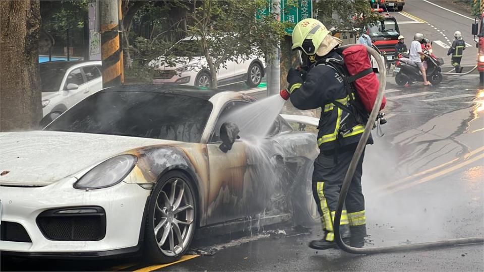 保時捷開到半路「火燒車」！　駕駛、乘客急下車幸無傷亡