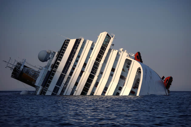 <b>Das Schiffsunglück der Costa Concordia</b><br><br>Es ist eine nahezu unbedeutende, aber freudige Nachricht im Zusammenhang mit der Katastrophe. Im November, elf Monate nach dem Unglück des Kreuzfahrtschiffes Costa Concordia im Mittelmeer, wurde am Strand der Koffer eines überlebenden Passagiers gefunden. 32 Menschen, darunter zwölf Deutsche, starben, als Kapitän Francesco Schettino das Schiff am 13. Januar gegen einen Felsen manövrierte. (Bild: AFP)