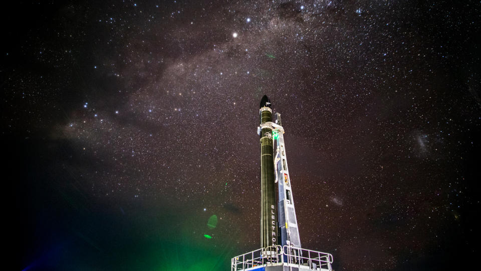 Ένας μαύρος πύραυλος στέκεται στην εξέδρα εκτόξευσης κάτω από έναν έναστρο νυχτερινό ουρανό.