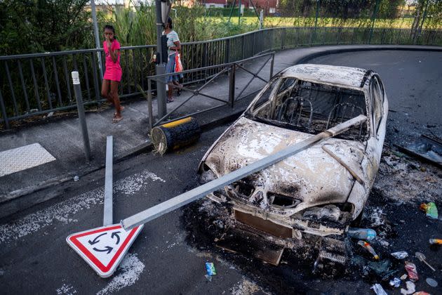 Une voiture calcinée à Fort-De-France vendredi 26 novembre  (Photo: Ricardo Arduengo via Reuters)