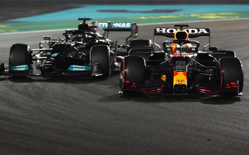  Max Verstappen of the Netherlands driving the (33) Red Bull Racing RB16B Honda leads Lewis Hamilton of Great Britain driving the (44) Mercedes AMG Petronas F1 Team Mercedes W12 during the F1 Grand Prix of Abu Dhabi at Yas Marina Circuit on December 12, 2021 in Abu Dhabi, United Arab Emirates - Joe Portlock - Formula 1/Formula 1 via Getty Images