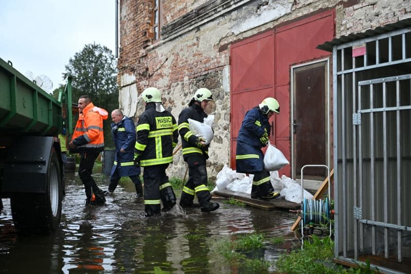 Firefighters are on duty due to flooding in the Liberec region. Heavy persistent rainfall has led to flood warnings on many rivers and streams in the Czech Republic. The highest warning level is 3 ("Danger") was in effect at more than 25 gauges on Saturday morning. Water levels are expected to rise further over the weekend. Petrášek Radek/CTK/dpa