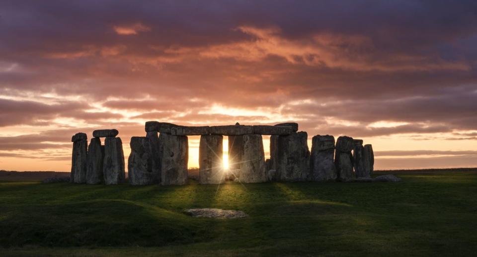 Mike Pitts defiende que el lugar se construyó en torno a dos piedras que llevaban miles de años allí. Un capricho de la naturaleza las habría colocado marcando el solsticio de verano y el de invierno. (Créditos: Getty)