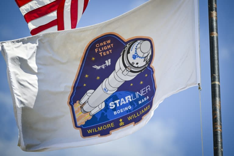 Un drapeau avec le logo de la première mission habitée du vaisseau Starliner de Boeing, le 3 mai 2024 à Cap Canaveral, en Floride (Miguel J. Rodriguez Carrillo)