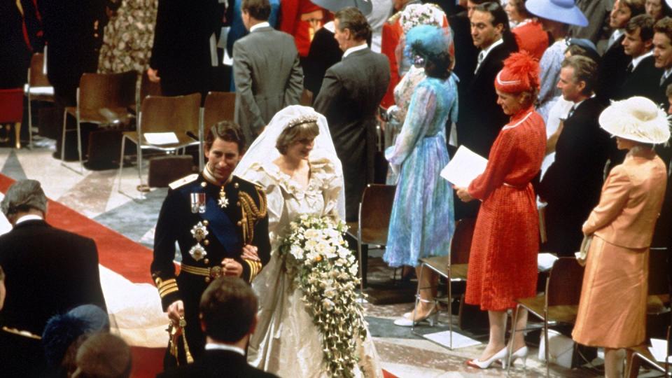 Prinz Charles und Prinzessin Diana verlassen nach der Trauungszeremonie die St.-Pauls-Kathedrale.