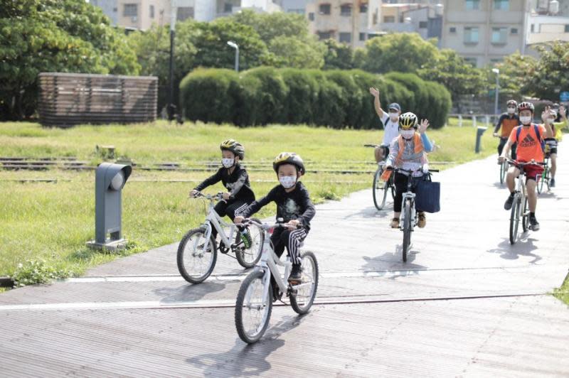 防疫單車出遊穿梭哈瑪星風景點　見證日台友情