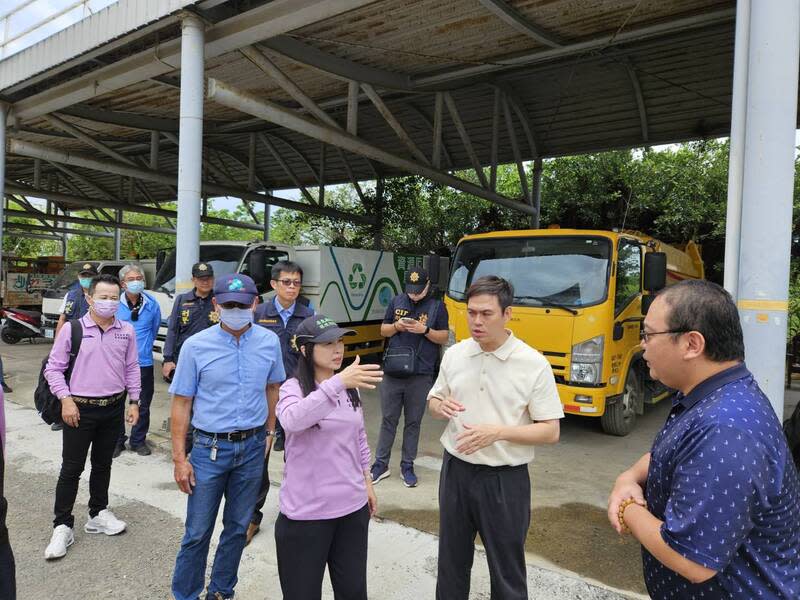 小琉球累積600噸垃圾  縣府與地方現勘 屏東縣琉球鄉公所辦理的垃圾清運招標案連續9次流 標，2月底起暫置場已累積近600噸垃圾，9日召開檢 討會，屏東縣政府環保局長顏幸苑（前右3）在琉球 鄉長陳國在（右2）陪同下到垃圾暫置場現勘。 （屏東縣政府提供） 中央社記者李卉婷傳真  113年5月9日 