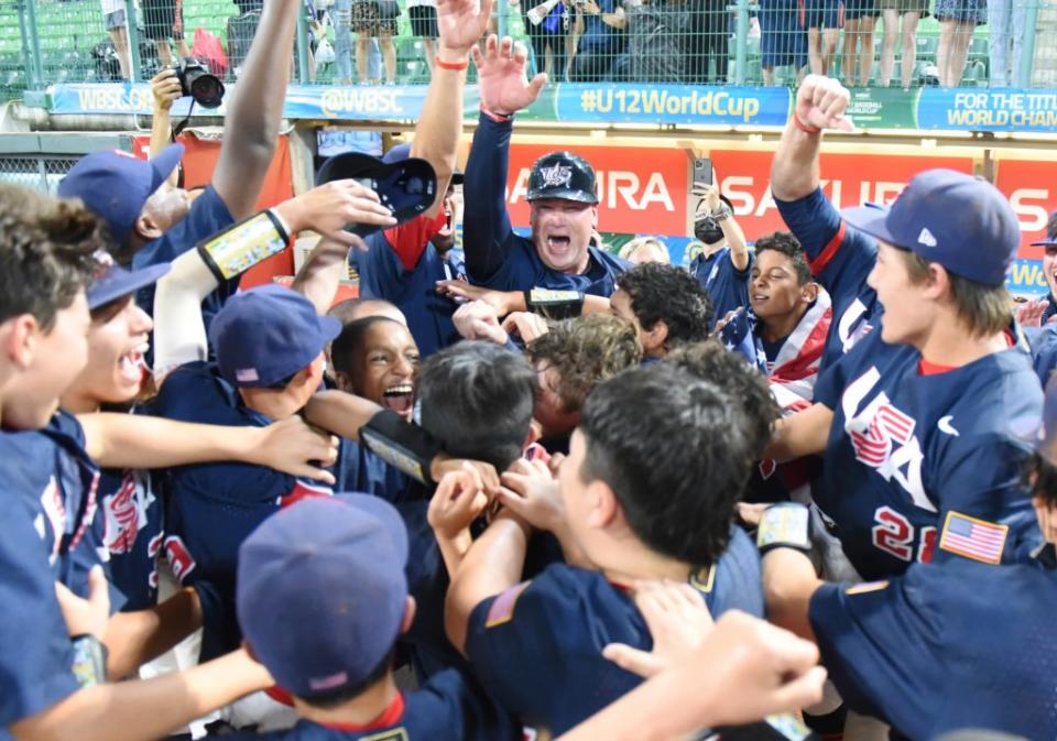美國隊以全勝戰績勇奪第六屆U12世界盃少棒賽冠軍，隊員們相擁慶賀。（記者陳治交攝）