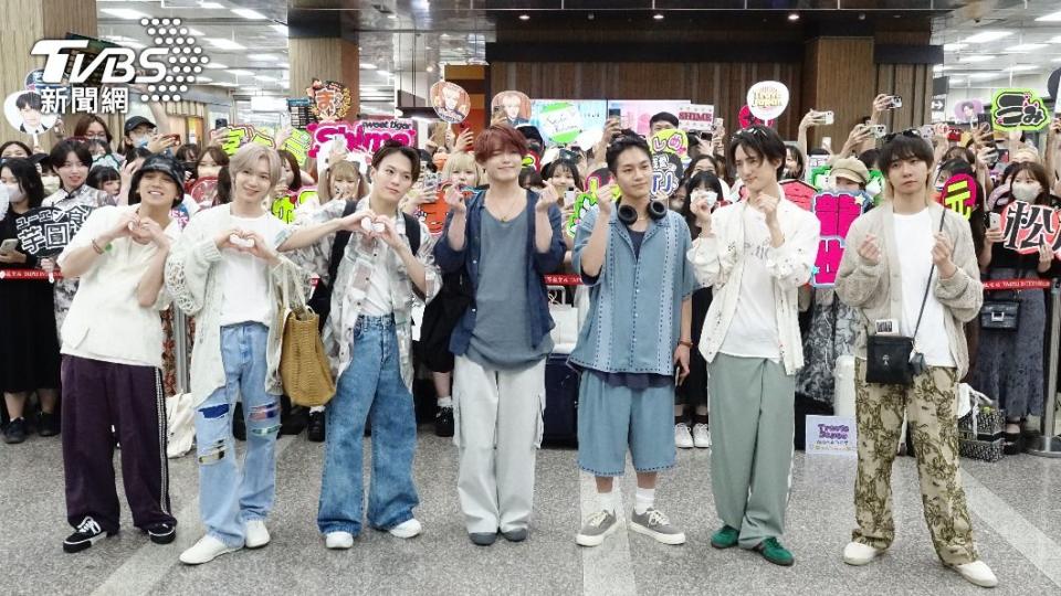 26日Travis Japan抵達台灣，但有接機粉絲抱怨被晚來的粉絲插隊排在前排。（圖／TVBS）