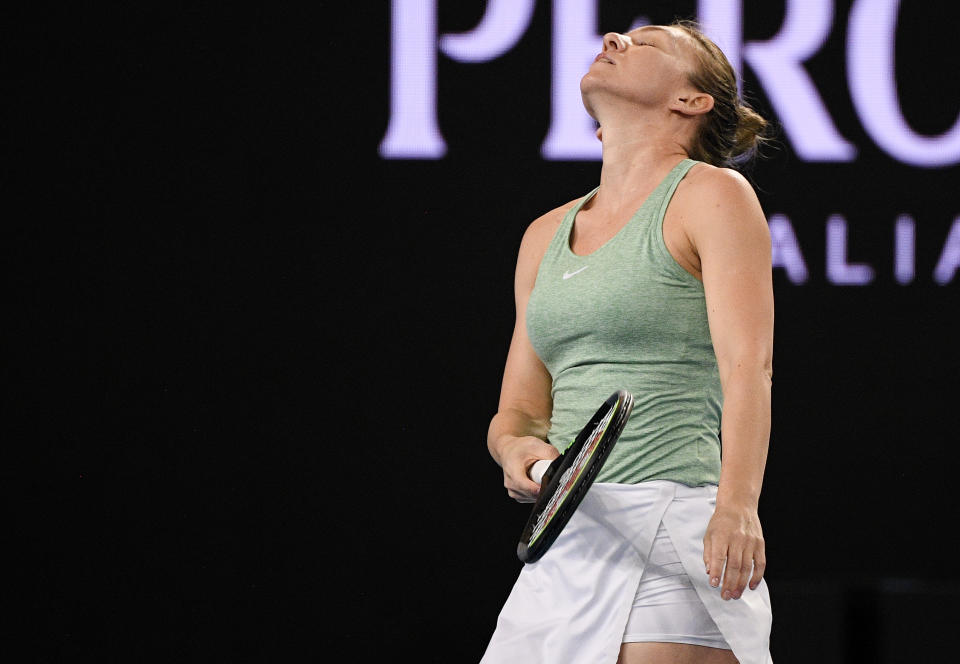 La rumana Simona Halep lamenta una jugada durante su encuentro con la rusa Ekaterina Alexandrova en un torneo de preparación para el Abierto de Australia, en Melbourne, Australia, el viernes 5 de febrero de 2021.(AP Foto/Andy Brownbill)