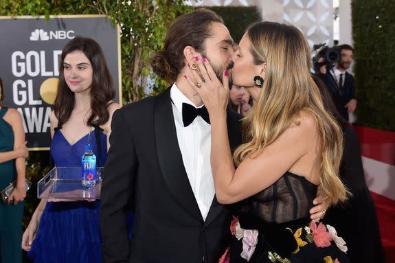 Nur noch eine Flasche… wer bekommt sie? Mit Tom Kaulitz und Heidi Klum. Quelle: Stefanie Keenan / Getty Images