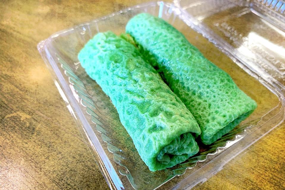 Besides 'tong sui', Wang Tong Shui Station also sells a variety of Nyonya 'kuih' such as this fragrant 'kuih ketayap.'