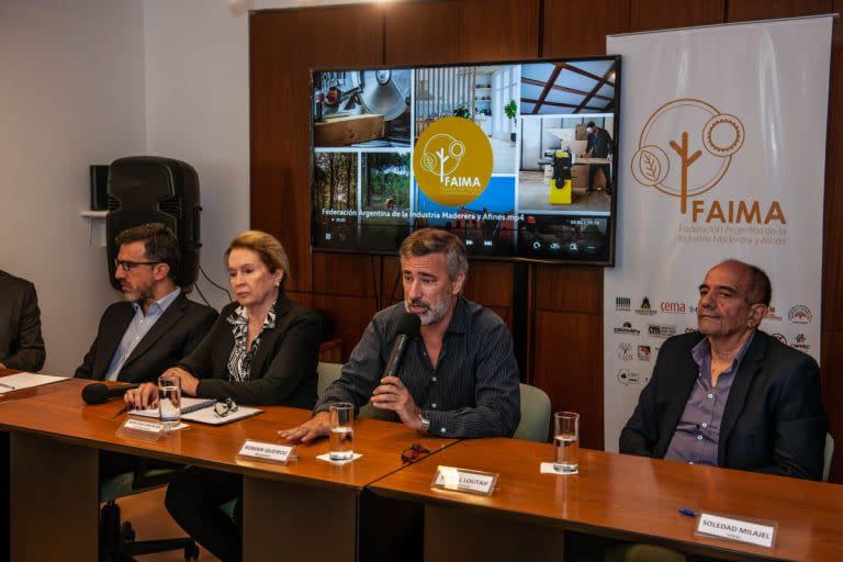 Fernando Couto, director ejecutivo de FAIMA; Mercedes Omeñuka, de la Asociación de Madereros y Afines de Corrientes; Román Queiroz, presidente de Faima, y Daniel Loutaiff, del Centro de Obrajeros del Norte, Salta