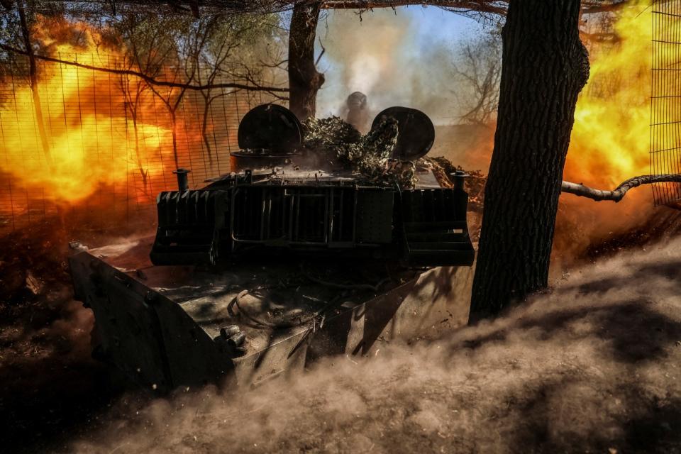 烏克蘭的對俄抗戰消耗大量砲彈，一輛烏軍自走砲9月26日在噸內茨克前線開砲。路透社