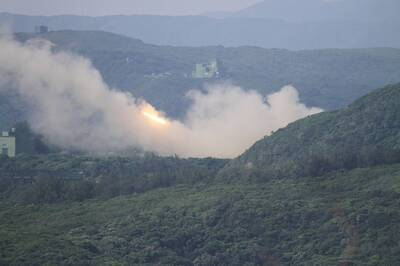 2020年6月20日陸軍58砲指部於屏東九鵬基地進行雷霆2000多管火箭實彈射擊，發生生火箭彈未離架、殉燃事件，中科院說明經配合陸軍成立專案調查小組，完成肇因鑑定為火箭彈推進機失效。資料照片，讀者提供