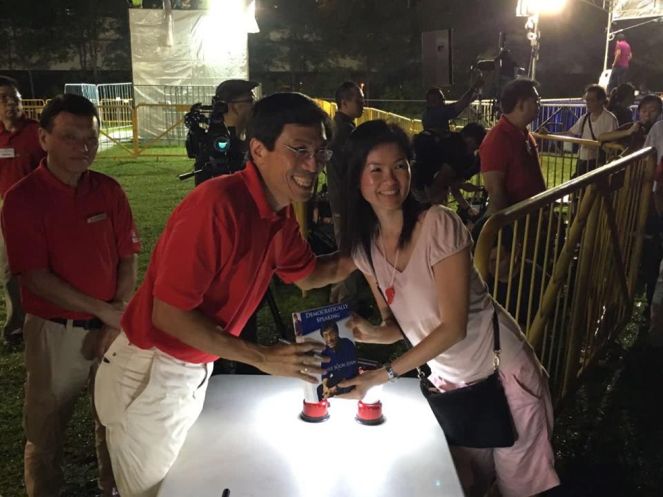 Chee with a supporter, holding up a copy of his book “Democratically Speaking”. Funds raised from the book sales will go towards the party’s campaign. (Photo: Nicholas Yong)