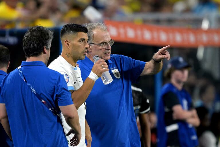 Marcelo Bielsa señala detalles a Luis Suárez, que ingresó en el segundo tiempo, cuando Uruguay perdía 1 a 0; el artillero estrelló una pelota en el poste, en la oportunidad más clara que generó la Celeste