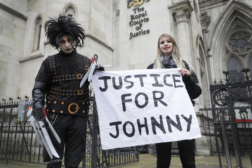 Fans de Johnny Depp estuvieron afuera de la Corte en Londres para apoyar los abogados del actor. (AP)