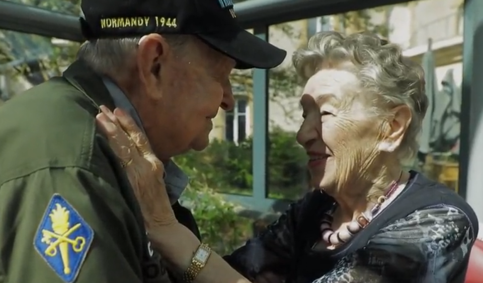 75 años después de enamorarse y de separarse, KT Robbins y Jeanine Ganaye, ya nonagenarios, se reunieron en Francia en 2019. (Captura de video / France 2)